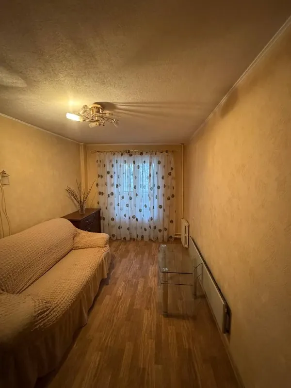 продам 3-х комнатную квартиру 🌇город макеевка, центр, 6 микрорайон. 📍 💦вода круглосуточно! ✅общая площадь 65кв. м, 3 этаж 9 этажного дома, не угловая. ✅окна пластиковые, нагревательный и накопительный баки, кондиционер, большой квадратный балкон. ✅встроенная кухня,   вместительный шкаф-купе в коридоре. межкомнатные двери - натуральный шпон дуба. ✅шикарное месторасположение: детский сад, гимназии, школа, автовокзалы, рынок, магазины, аптека. 📑документы готовы, прописанных нет. 💰цена 6 500 000 ₽ 📲☎️+79493418412 лилия подписаться | дать объявление - фотография - 2