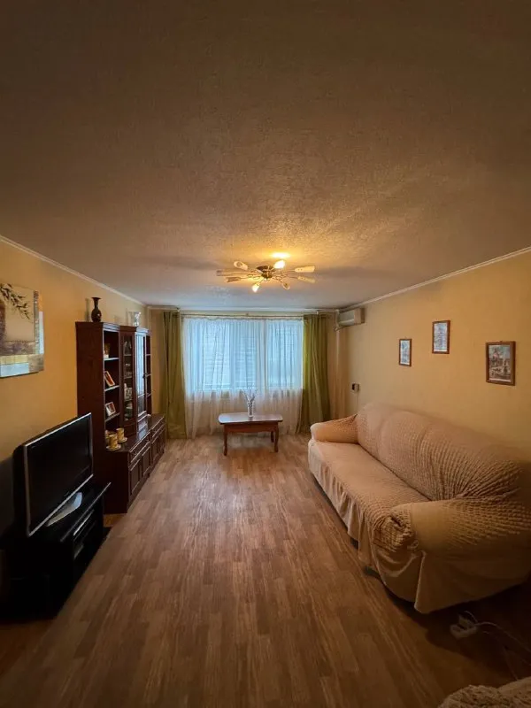 продам 3-х комнатную квартиру 🌇город макеевка, центр, 6 микрорайон. 📍 💦вода круглосуточно! ✅общая площадь 65кв. м, 3 этаж 9 этажного дома, не угловая. ✅окна пластиковые, нагревательный и накопительный баки, кондиционер, большой квадратный балкон. ✅встроенная кухня,   вместительный шкаф-купе в коридоре. межкомнатные двери - натуральный шпон дуба. ✅шикарное месторасположение: детский сад, гимназии, школа, автовокзалы, рынок, магазины, аптека. 📑документы готовы, прописанных нет. 💰цена 6 500 000 ₽ 📲☎️+79493418412 лилия подписаться | дать объявление - фотография - 3