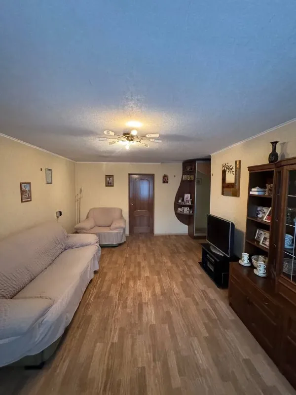 продам 3-х комнатную квартиру 🌇город макеевка, центр, 6 микрорайон. 📍 💦вода круглосуточно! ✅общая площадь 65кв. м, 3 этаж 9 этажного дома, не угловая. ✅окна пластиковые, нагревательный и накопительный баки, кондиционер, большой квадратный балкон. ✅встроенная кухня,   вместительный шкаф-купе в коридоре. межкомнатные двери - натуральный шпон дуба. ✅шикарное месторасположение: детский сад, гимназии, школа, автовокзалы, рынок, магазины, аптека. 📑документы готовы, прописанных нет. 💰цена 6 500 000 ₽ 📲☎️+79493418412 лилия подписаться | дать объявление - фотография - 4