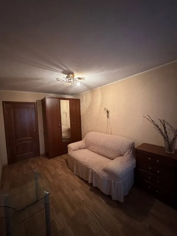 продам 3-х комнатную квартиру 🌇город макеевка, центр, 6 микрорайон. 📍 💦вода круглосуточно! ✅общая площадь 65кв. м, 3 этаж 9 этажного дома, не угловая. ✅окна пластиковые, нагревательный и накопительный баки, кондиционер, большой квадратный балкон. ✅встроенная кухня,   вместительный шкаф-купе в коридоре. межкомнатные двери - натуральный шпон дуба. ✅шикарное месторасположение: детский сад, гимназии, школа, автовокзалы, рынок, магазины, аптека. 📑документы готовы, прописанных нет. 💰цена 6 500 000 ₽ 📲☎️+79493418412 лилия подписаться | дать объявление - фотография - 5