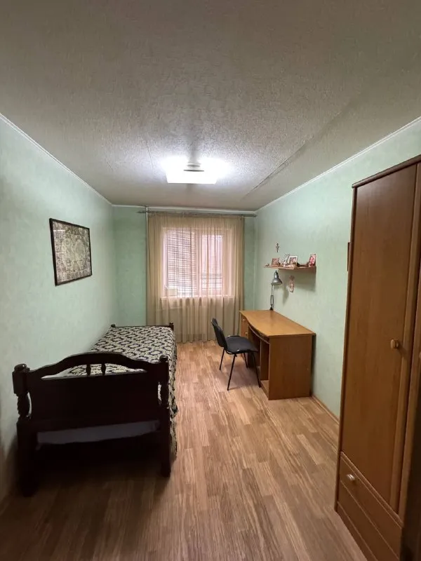 продам 3-х комнатную квартиру 🌇город макеевка, центр, 6 микрорайон. 📍 💦вода круглосуточно! ✅общая площадь 65кв. м, 3 этаж 9 этажного дома, не угловая. ✅окна пластиковые, нагревательный и накопительный баки, кондиционер, большой квадратный балкон. ✅встроенная кухня,   вместительный шкаф-купе в коридоре. межкомнатные двери - натуральный шпон дуба. ✅шикарное месторасположение: детский сад, гимназии, школа, автовокзалы, рынок, магазины, аптека. 📑документы готовы, прописанных нет. 💰цена 6 500 000 ₽ 📲☎️+79493418412 лилия подписаться | дать объявление - фотография - 6