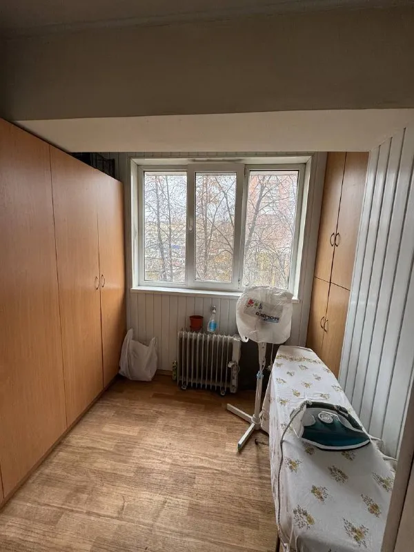 продам 3-х комнатную квартиру 🌇город макеевка, центр, 6 микрорайон. 📍 💦вода круглосуточно! ✅общая площадь 65кв. м, 3 этаж 9 этажного дома, не угловая. ✅окна пластиковые, нагревательный и накопительный баки, кондиционер, большой квадратный балкон. ✅встроенная кухня,   вместительный шкаф-купе в коридоре. межкомнатные двери - натуральный шпон дуба. ✅шикарное месторасположение: детский сад, гимназии, школа, автовокзалы, рынок, магазины, аптека. 📑документы готовы, прописанных нет. 💰цена 6 500 000 ₽ 📲☎️+79493418412 лилия подписаться | дать объявление - фотография - 7