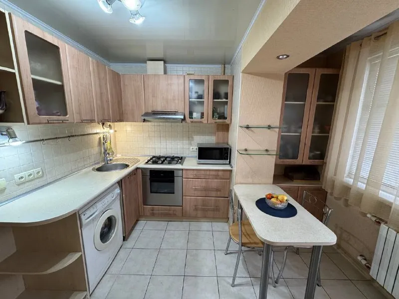 продам 3-х комнатную квартиру 🌇город макеевка, центр, 6 микрорайон. 📍 💦вода круглосуточно! ✅общая площадь 65кв. м, 3 этаж 9 этажного дома, не угловая. ✅окна пластиковые, нагревательный и накопительный баки, кондиционер, большой квадратный балкон. ✅встроенная кухня,   вместительный шкаф-купе в коридоре. межкомнатные двери - натуральный шпон дуба. ✅шикарное месторасположение: детский сад, гимназии, школа, автовокзалы, рынок, магазины, аптека. 📑документы готовы, прописанных нет. 💰цена 6 500 000 ₽ 📲☎️+79493418412 лилия подписаться | дать объявление - фотография - 8