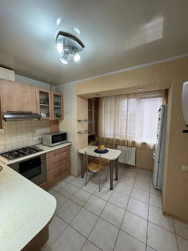 продам 3-х комнатную квартиру 🌇город макеевка, центр, 6 микрорайон. 📍 💦вода круглосуточно! ✅общая площадь 65кв. м, 3 этаж 9 этажного дома, не угловая. ✅окна пластиковые, нагревательный и накопительный баки, кондиционер, большой квадратный балкон. ✅встроенная кухня,   вместительный шкаф-купе в коридоре. межкомнатные двери - натуральный шпон дуба. ✅шикарное месторасположение: детский сад, гимназии, школа, автовокзалы, рынок, магазины, аптека. 📑документы готовы, прописанных нет. 💰цена 6 500 000 ₽ 📲☎️+79493418412 лилия подписаться | дать объявление - фотография - 9