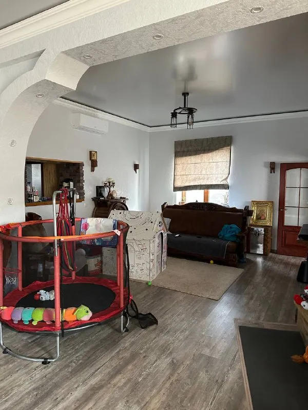 продам! цена снижена! элитный дом в калининском районе. представляем вашему вниманию роскошное предложение для тех, кто ценит комфорт и качество жизни. 15 500 000 руб. общая площадь дома: 240м², участок земли: 5,5 соток (с государственным актом). год постройки: 2010. коммуникации: все центральные. парковка: удобный навес под машину. три этажа, отличная планировка и высококачественные материалы. просторные комнаты, места хватит всем. уютная атмосфера для встреч с друзьями и семейных праздников. удобное расположение, все необходимое рядом. этот дом создан для тех, кто хочет жить в роскоши и комфорте. здесь вы найдете всё для комфортной жизни: современный дизайн, просторные комнаты и уютную атмосферу. звоните прямо сейчас. + 7 949 327-98-90 и +7 918 557-65-15 наталья владимировна ан «новый донбасс» полное юридическое сопровождение сделки с недвижимостью. просмотр возможен в любое удобное для вас время. - фотография - 3