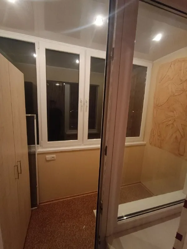 продам 3-комнатную квартиру 🌇в г. макеевка, мкрн. центральный 📍 👍идеальное решение для семьи или тех, кто ценит комфорт и развитую инфраструктуру. 📍самый центр города. ✅общая площадь — 62 м², ✅4 этаж 9-этажного дома. преимущества этого жилья: - светлый, уютный интерьер, чистая квартира. - пластиковые окна и застекленный балкон для дополнительного комфорта - современные пластиковые трубы и надежные инженерные системы - дом проходит программу реконструкции ❗️ - металлическая дверь — безопасность и спо. .. )">🎁 мебель и техника остаются — заезжайте и живите без дополнительных затрат инфраструктура и удобства: - в шаговой доступности две автостанции общественного транспорта - магазины, школа, детский сад — всё вблизи - развитая транспортная развязка и удобный выезд из района 📑документы готовы к сделке отсутствие долгов и обременений 💰цена: 6 000 000 ₽, торг уместен звоните прямо сейчас, чтобы организовать просмотр и стать обладателем этого замечательного жилья! 📲☎️ +7 949 416-89-33 евгений, ан «терем» подписаться | дать объявление - фотография - 7