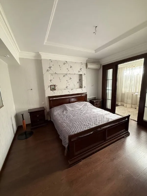 продам трехкомнатную квартиру 🌇донецк, на ул. артема📍 ✅общая площадь: 90 м2 - жилая площадь: 55 м2 - площадь кухни: 8 м2 ✅тип дома: кирпичный ✅2й этаж четырех этажки ✅квартира сталинка ✅качественный ремонт: замена всех коммуникаций, после ремонта практически не жили. шумо-гидро изоляция по всей квартире. 🎁остается мебель в отличном состоянии. 👍есть гардеробная, два балкона. квартира угловая, комнаты раздельные планировка как по тех. паспорту. 📑документы готовы.   💰цена 10 500 000 руб. вопросы по телефону 📲☎️+ 7 949 307 12 65 подписаться | дать объявление - фотография - 2