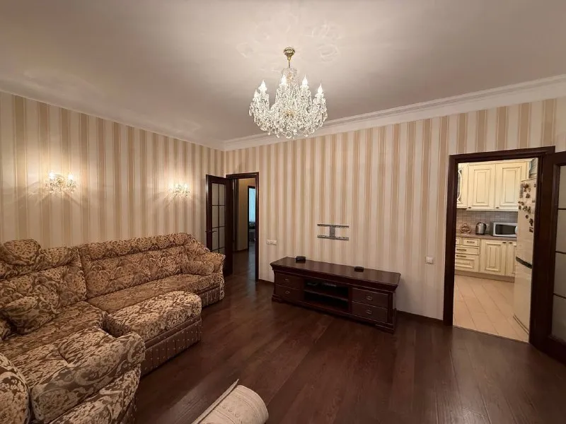 продам трехкомнатную квартиру 🌇донецк, на ул. артема📍 ✅общая площадь: 90 м2 - жилая площадь: 55 м2 - площадь кухни: 8 м2 ✅тип дома: кирпичный ✅2й этаж четырех этажки ✅квартира сталинка ✅качественный ремонт: замена всех коммуникаций, после ремонта практически не жили. шумо-гидро изоляция по всей квартире. 🎁остается мебель в отличном состоянии. 👍есть гардеробная, два балкона. квартира угловая, комнаты раздельные планировка как по тех. паспорту. 📑документы готовы.   💰цена 10 500 000 руб. вопросы по телефону 📲☎️+ 7 949 307 12 65 подписаться | дать объявление - фотография - 3