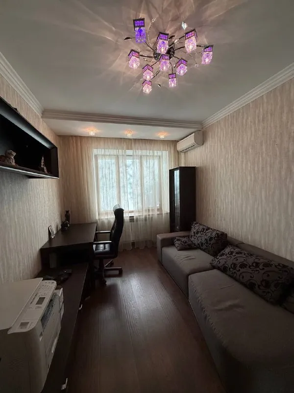 продам трехкомнатную квартиру 🌇донецк, на ул. артема📍 ✅общая площадь: 90 м2 - жилая площадь: 55 м2 - площадь кухни: 8 м2 ✅тип дома: кирпичный ✅2й этаж четырех этажки ✅квартира сталинка ✅качественный ремонт: замена всех коммуникаций, после ремонта практически не жили. шумо-гидро изоляция по всей квартире. 🎁остается мебель в отличном состоянии. 👍есть гардеробная, два балкона. квартира угловая, комнаты раздельные планировка как по тех. паспорту. 📑документы готовы.   💰цена 10 500 000 руб. вопросы по телефону 📲☎️+ 7 949 307 12 65 подписаться | дать объявление - фотография - 4