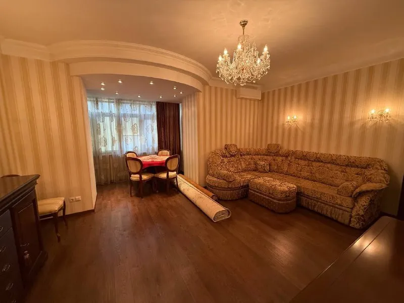 продам трехкомнатную квартиру 🌇донецк, на ул. артема📍 ✅общая площадь: 90 м2 - жилая площадь: 55 м2 - площадь кухни: 8 м2 ✅тип дома: кирпичный ✅2й этаж четырех этажки ✅квартира сталинка ✅качественный ремонт: замена всех коммуникаций, после ремонта практически не жили. шумо-гидро изоляция по всей квартире. 🎁остается мебель в отличном состоянии. 👍есть гардеробная, два балкона. квартира угловая, комнаты раздельные планировка как по тех. паспорту. 📑документы готовы.   💰цена 10 500 000 руб. вопросы по телефону 📲☎️+ 7 949 307 12 65 подписаться | дать объявление - фотография - 5