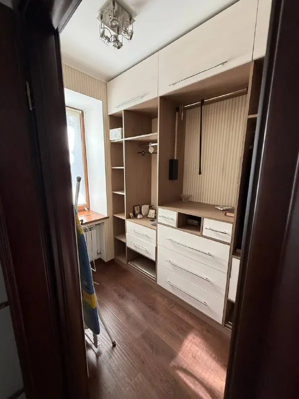 продам трехкомнатную квартиру 🌇донецк, на ул. артема📍 ✅общая площадь: 90 м2 - жилая площадь: 55 м2 - площадь кухни: 8 м2 ✅тип дома: кирпичный ✅2й этаж четырех этажки ✅квартира сталинка ✅качественный ремонт: замена всех коммуникаций, после ремонта практически не жили. шумо-гидро изоляция по всей квартире. 🎁остается мебель в отличном состоянии. 👍есть гардеробная, два балкона. квартира угловая, комнаты раздельные планировка как по тех. паспорту. 📑документы готовы.   💰цена 10 500 000 руб. вопросы по телефону 📲☎️+ 7 949 307 12 65 подписаться | дать объявление - фотография - 6