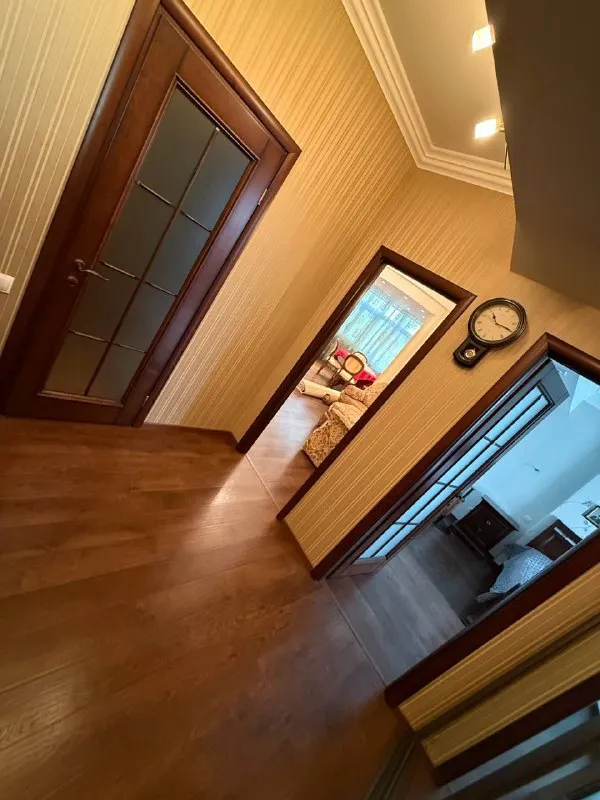 продам трехкомнатную квартиру 🌇донецк, на ул. артема📍 ✅общая площадь: 90 м2 - жилая площадь: 55 м2 - площадь кухни: 8 м2 ✅тип дома: кирпичный ✅2й этаж четырех этажки ✅квартира сталинка ✅качественный ремонт: замена всех коммуникаций, после ремонта практически не жили. шумо-гидро изоляция по всей квартире. 🎁остается мебель в отличном состоянии. 👍есть гардеробная, два балкона. квартира угловая, комнаты раздельные планировка как по тех. паспорту. 📑документы готовы.   💰цена 10 500 000 руб. вопросы по телефону 📲☎️+ 7 949 307 12 65 подписаться | дать объявление - фотография - 7