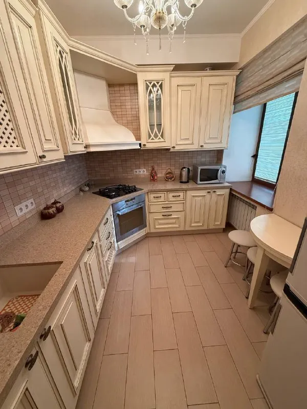 продам трехкомнатную квартиру 🌇донецк, на ул. артема📍 ✅общая площадь: 90 м2 - жилая площадь: 55 м2 - площадь кухни: 8 м2 ✅тип дома: кирпичный ✅2й этаж четырех этажки ✅квартира сталинка ✅качественный ремонт: замена всех коммуникаций, после ремонта практически не жили. шумо-гидро изоляция по всей квартире. 🎁остается мебель в отличном состоянии. 👍есть гардеробная, два балкона. квартира угловая, комнаты раздельные планировка как по тех. паспорту. 📑документы готовы.   💰цена 10 500 000 руб. вопросы по телефону 📲☎️+ 7 949 307 12 65 подписаться | дать объявление - фотография - 8