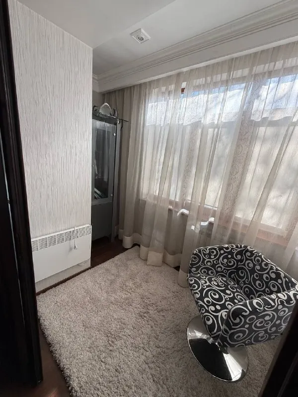 продам трехкомнатную квартиру 🌇донецк, на ул. артема📍 ✅общая площадь: 90 м2 - жилая площадь: 55 м2 - площадь кухни: 8 м2 ✅тип дома: кирпичный ✅2й этаж четырех этажки ✅квартира сталинка ✅качественный ремонт: замена всех коммуникаций, после ремонта практически не жили. шумо-гидро изоляция по всей квартире. 🎁остается мебель в отличном состоянии. 👍есть гардеробная, два балкона. квартира угловая, комнаты раздельные планировка как по тех. паспорту. 📑документы готовы.   💰цена 10 500 000 руб. вопросы по телефону 📲☎️+ 7 949 307 12 65 подписаться | дать объявление - фотография - 9