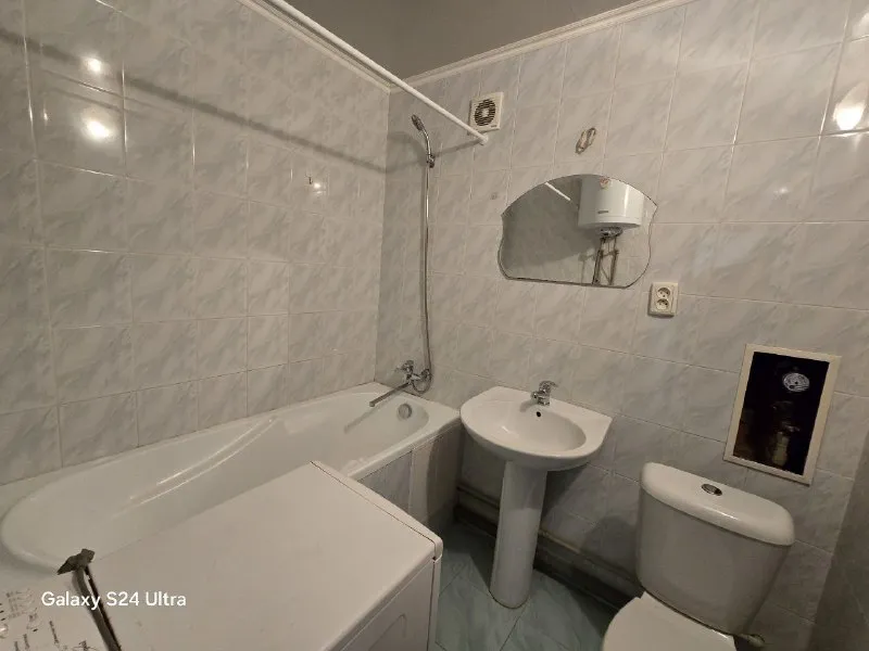 сдаю 1-комнатную квартиру в центре макеевки. рядом : автостанция, "папирус", руд больница. аренда 25 000 руб + ком. услуги расположение: г. макеевка, ул. панченко, дом 1-1 а! напротив кафе «велюр», гимназии и колледжа. отличная инфраструктура: рядом автостанции «центр», «плеханова» и цум. ремонт и оснащение: ✔ натяжной потолок ✔ кондиционер ✔ стиральная машина ✔ бойлер ✔ вся необходимая мебель для комфортного проживания квартира в отличном состоянии – фото соответствуют реальности! условия: 25 000 руб. /мес. + коммунальные платежи только для ответственных, аккуратных и платежеспособных жильцов. контакты: 📞 +7 949 451 30 60 ✉ telegram (напишите для связи) - фотография - 3