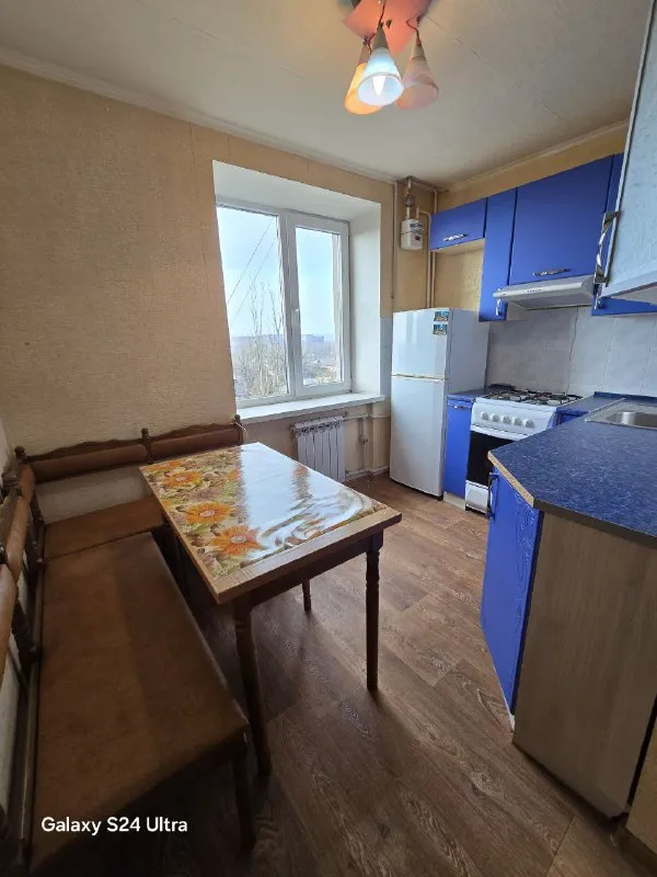 сдаю 1-комнатную квартиру в центре макеевки. рядом : автостанция, "папирус", руд больница. аренда 25 000 руб + ком. услуги расположение: г. макеевка, ул. панченко, дом 1-1 а! напротив кафе «велюр», гимназии и колледжа. отличная инфраструктура: рядом автостанции «центр», «плеханова» и цум. ремонт и оснащение: ✔ натяжной потолок ✔ кондиционер ✔ стиральная машина ✔ бойлер ✔ вся необходимая мебель для комфортного проживания квартира в отличном состоянии – фото соответствуют реальности! условия: 25 000 руб. /мес. + коммунальные платежи только для ответственных, аккуратных и платежеспособных жильцов. контакты: 📞 +7 949 451 30 60 ✉ telegram (напишите для связи) - фотография - 5