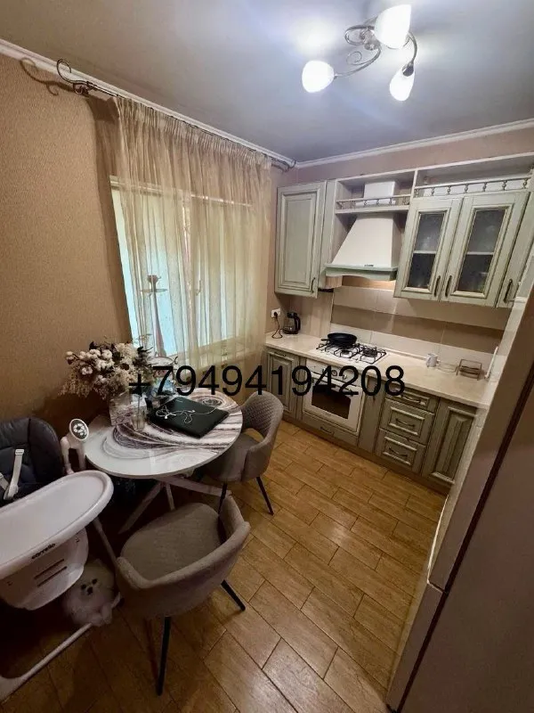 ‼️продажа квартиры‼️ 🏡продажа 2-двухкомнатная квартира г. донецк днр новострой 🗺ориентир: шахтерская площадь киевский район ✅дом 2013 года постройки закрытая территория с воротами и видеонаблюдением. ✅парковочное место. мангальная зона, беседка и детская площадка с песочницей на территории. ✅двор выложен фэмкой. все комнаты раздельные, санузел раздельный. ✅общая площадь–56 м2 ✅коридор–6,1 ✅зал–17,5.. . н и кресло, в спальне - раскладной диван ✅из техники: холодильник самсунг, микроволновая печь горенье, духовой шкаф, газовая плита хотпоинт, вытяжка, посудомоечная машина бош, газовый котел висман (автономное отопление и горячая вода), телевизор хиоми, стиральная машина самсунг. телевидение, интернет. 🧾дешевые коммунальные услуги. ✅прописанных нет, без долгов, арестов, залогов. 📝документы готовы. 💴цена: 6🍋990.000 рублей ☎️+7(949)419-42-08 📨подписаться - фотография - 4