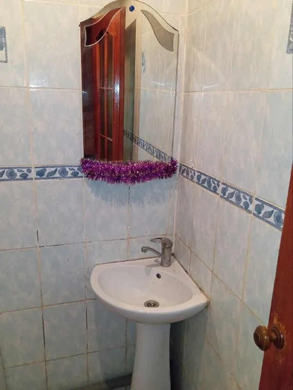 ‼️продажа квартиры‼️ 🏡продаётся однокомнатная квартира 🗺г. енакиево днр мкр-н ватутино ✅квартира расположена на первом этаже пластиковые окна с решётками двойные входные двери ✅сантехника поменяна в кухне есть подвал 🧾документы готовы 🔥собственник 💴цена: 1🍋150.000 рублей ☎️+7(949) 308-33-36 📨подписаться - фотография - 5