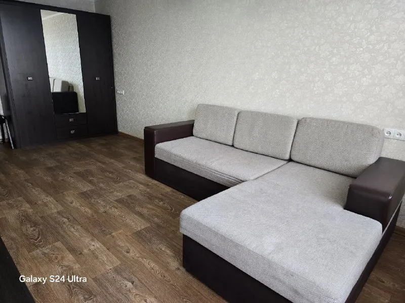 сдаю 1-комнатную квартиру 🌇центр макеевки. рядом автостанция, "папирус", руд больница. 📍 💰аренда 25 000 ₽. + ком. услуги расположение: г. макеевка, ул. панченко, дом 1-1 а! напротив кафе «велюр», гимназии и колледжа. 📍 ✅отличная инфраструктура: рядом автостанции «центр», «плеханова» и цум. ремонт и оснащение: - натяжной потолок - кондиционер - стиральная машина - бойлер ✅ вся необходимая мебель для комфортного проживания ✅квартира в отличном состоянии – фото соответствуют реальности! ✅только для ответственных, аккуратных и платежеспособных жильцов. 📲☎️+7 949 451 30 60 ✉ tg (напишите для связи) подписаться | дать объявление - фотография - 2