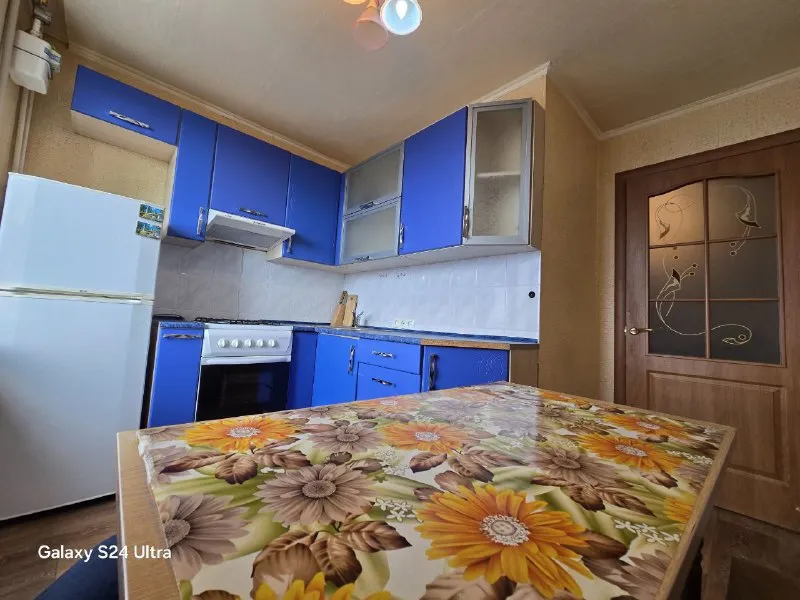 сдаю 1-комнатную квартиру 🌇центр макеевки. рядом автостанция, "папирус", руд больница. 📍 💰аренда 25 000 ₽. + ком. услуги расположение: г. макеевка, ул. панченко, дом 1-1 а! напротив кафе «велюр», гимназии и колледжа. 📍 ✅отличная инфраструктура: рядом автостанции «центр», «плеханова» и цум. ремонт и оснащение: - натяжной потолок - кондиционер - стиральная машина - бойлер ✅ вся необходимая мебель для комфортного проживания ✅квартира в отличном состоянии – фото соответствуют реальности! ✅только для ответственных, аккуратных и платежеспособных жильцов. 📲☎️+7 949 451 30 60 ✉ tg (напишите для связи) подписаться | дать объявление - фотография - 4