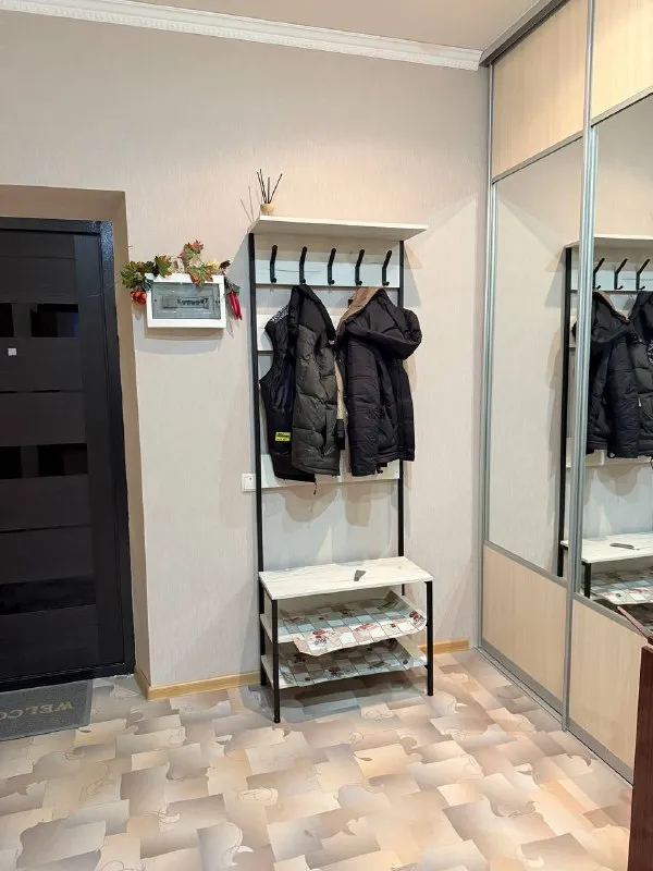 ‼️аренда квартиры‼️ 🏡сдается большая однокомнатная в новострое г. донецк днр ✅общая площадь 53 кв метра новострой панфилова 18 этаж вода круглосуточная!!! ✅раздельные комнаты, вся техника. в доме на первом этаже супермаркет, рядом садик, остановки транспорта, магазины, больница 💴стоимость 4.5000+счетчики+ залог + агентские ✅оплата услуг при подписании договора на квартире( никаких предоплат не нужно!) на короткий срок не сдается 🧾договор на 11 месяцев. ‼️долгосрочная аренда‼️ младше 25 лет, военных, и с животными не берут. ☎️тел: +79493522012 катерина аренда донецк днр - фотография - 5