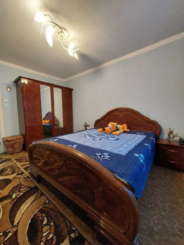 продам 2х комнатную квартиру в кооперативном доме. 🌇донецк, киевский р-н, ориентир ж/д рынок. 📍 ✅этажность 2/9 ✅общая площадь 48м2. 🔥квартира с хорошим ремонтом: вставлены немецкие пластиковые окна, санузел выложен плиткой, лоджия обшита пластиком. ✅в квартире остается вся техника: два кондиционера, полностью обслуженные, холодильник, микроволновка, установлен бойлер. остается вся мебель, диван в зале и матрас в спальне новые. 📍хорошее местоположение, все в шаговой доступности: садик, школа, магазины, рынок автомобильный и вещевой, в 3 минутах ходьбы находится галактика и молоко. ❗документы готовы, собственник в донецке. 💰цена 7 500 000 ₽ + агентские, торг только после просмотра. 📲☎+79494706765 андрей ан подписаться | дать объявление - фотография - 2