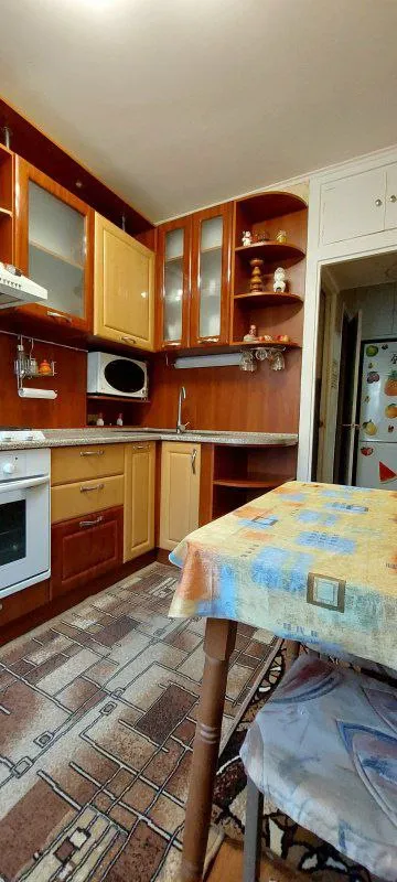 продам 2х комнатную квартиру в кооперативном доме. 🌇донецк, киевский р-н, ориентир ж/д рынок. 📍 ✅этажность 2/9 ✅общая площадь 48м2. 🔥квартира с хорошим ремонтом: вставлены немецкие пластиковые окна, санузел выложен плиткой, лоджия обшита пластиком. ✅в квартире остается вся техника: два кондиционера, полностью обслуженные, холодильник, микроволновка, установлен бойлер. остается вся мебель, диван в зале и матрас в спальне новые. 📍хорошее местоположение, все в шаговой доступности: садик, школа, магазины, рынок автомобильный и вещевой, в 3 минутах ходьбы находится галактика и молоко. ❗документы готовы, собственник в донецке. 💰цена 7 500 000 ₽ + агентские, торг только после просмотра. 📲☎+79494706765 андрей ан подписаться | дать объявление - фотография - 7