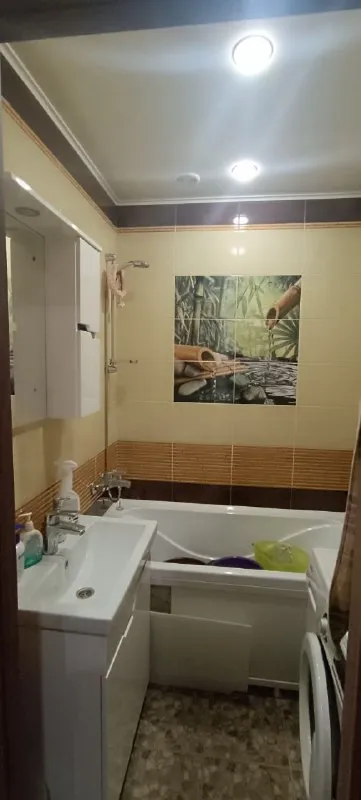 💝продажа 3х. комн. текстильщик 💌 донецк, ул. н. островского 8 количество комнат:3  общая площадь:66 м2 жилая площадь:44 м2 площадь кухни:9 м2 💦вода есть этаж:7  этажность дома:9  👑 очень хорошая, уютная, теплая, с капитальным ремонтом, трёхкомнатная квартира на текстильщике по улице островского с 3-мя раздельными комнатами! +🍒 гардеробная, балкон и лоджия утеплены, застеклены, сделан капитальный ремонт. 🎁в квартире выполнен качественный, очень хороший ремонт, мебель, бытовая техника. 🚘во дворе большая парковка 🌈всё что на фото остаётся. документы, готовы на хороший торг. 🌺+7(949)36-77-907 татьяна - фотография - 3