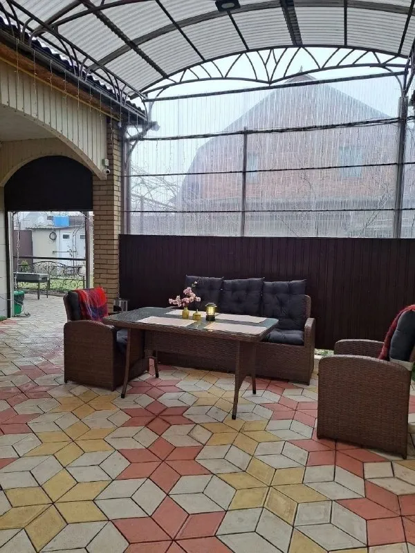 от собственника посуточно 🌇идеальное жилье в донецке, для посуточной аренды. до южного 5 км. 📍 🏡уютные домики с новой мебелью и идеальным ремонтом. продуманы до мелочей. ✅есть всё необходимое. кухня, душевая кабина без поддонов, уютная кровать с ортопедическим матрасом, белоснежная постель, высокоскоростной интернет, смарт- тв ❗️сдаются в тихом месте. 📍в шаговой доступности магазины, гипермаркет,   рестораны. 🍖во дворе шикарная мангальная зона с шампурами,   казанами, сетками. 💦с постоянной водой, теплом и светом 👍. ❗️после каждого гостя проводится общая  уборка. для бронирования звоните в т. г. 📲☎️+79494963317 подписаться | дать объявление - фотография - 2