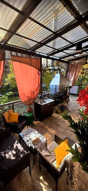 от собственника посуточно 🌇идеальное жилье в донецке, для посуточной аренды. до южного 5 км. 📍 🏡уютные домики с новой мебелью и идеальным ремонтом. продуманы до мелочей. ✅есть всё необходимое. кухня, душевая кабина без поддонов, уютная кровать с ортопедическим матрасом, белоснежная постель, высокоскоростной интернет, смарт- тв ❗️сдаются в тихом месте. 📍в шаговой доступности магазины, гипермаркет,   рестораны. 🍖во дворе шикарная мангальная зона с шампурами,   казанами, сетками. 💦с постоянной водой, теплом и светом 👍. ❗️после каждого гостя проводится общая  уборка. для бронирования звоните в т. г. 📲☎️+79494963317 подписаться | дать объявление - фотография - 3