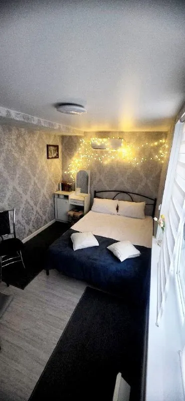 от собственника посуточно 🌇идеальное жилье в донецке, для посуточной аренды. до южного 5 км. 📍 🏡уютные домики с новой мебелью и идеальным ремонтом. продуманы до мелочей. ✅есть всё необходимое. кухня, душевая кабина без поддонов, уютная кровать с ортопедическим матрасом, белоснежная постель, высокоскоростной интернет, смарт- тв ❗️сдаются в тихом месте. 📍в шаговой доступности магазины, гипермаркет,   рестораны. 🍖во дворе шикарная мангальная зона с шампурами,   казанами, сетками. 💦с постоянной водой, теплом и светом 👍. ❗️после каждого гостя проводится общая  уборка. для бронирования звоните в т. г. 📲☎️+79494963317 подписаться | дать объявление - фотография - 4