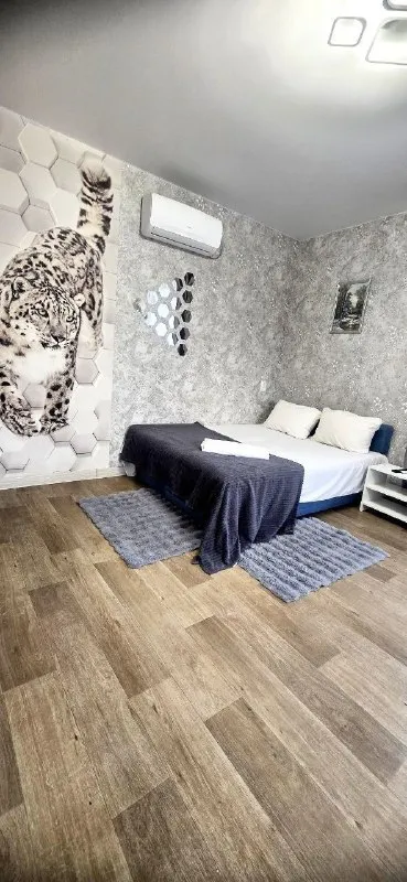 от собственника посуточно 🌇идеальное жилье в донецке, для посуточной аренды. до южного 5 км. 📍 🏡уютные домики с новой мебелью и идеальным ремонтом. продуманы до мелочей. ✅есть всё необходимое. кухня, душевая кабина без поддонов, уютная кровать с ортопедическим матрасом, белоснежная постель, высокоскоростной интернет, смарт- тв ❗️сдаются в тихом месте. 📍в шаговой доступности магазины, гипермаркет,   рестораны. 🍖во дворе шикарная мангальная зона с шампурами,   казанами, сетками. 💦с постоянной водой, теплом и светом 👍. ❗️после каждого гостя проводится общая  уборка. для бронирования звоните в т. г. 📲☎️+79494963317 подписаться | дать объявление - фотография - 5