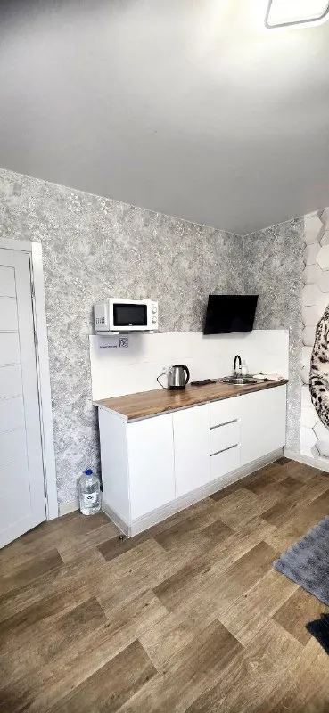 от собственника посуточно 🌇идеальное жилье в донецке, для посуточной аренды. до южного 5 км. 📍 🏡уютные домики с новой мебелью и идеальным ремонтом. продуманы до мелочей. ✅есть всё необходимое. кухня, душевая кабина без поддонов, уютная кровать с ортопедическим матрасом, белоснежная постель, высокоскоростной интернет, смарт- тв ❗️сдаются в тихом месте. 📍в шаговой доступности магазины, гипермаркет,   рестораны. 🍖во дворе шикарная мангальная зона с шампурами,   казанами, сетками. 💦с постоянной водой, теплом и светом 👍. ❗️после каждого гостя проводится общая  уборка. для бронирования звоните в т. г. 📲☎️+79494963317 подписаться | дать объявление - фотография - 7