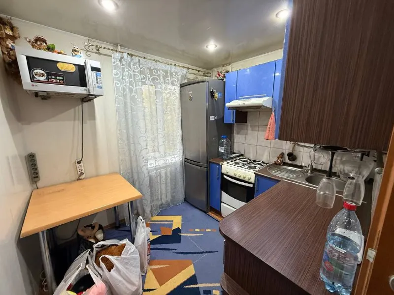 Продам однокомнатную квартиру 🌇донецк, дк куйбышева, куйбышевский район -ул. Бакинских комиссаров 12📍 📑документы готовы ❗️состояние - заходи и живи ✅общая площадь 33 кв. М 💦вода согласно графику! ✅квартира тёплая ✅установлены пластовые окна. ✅этаж 3/5 насыщенная инфраструктура: - детские сады, школы продуктовые магазины, супермаркет, остановки маршрутного такси в шаговой доступности. 💰 стоимость 2 800 000 руб. Реальному клиенту торг 📲☎️+79490370636 подписаться  |  дать объявление - фотография - 4