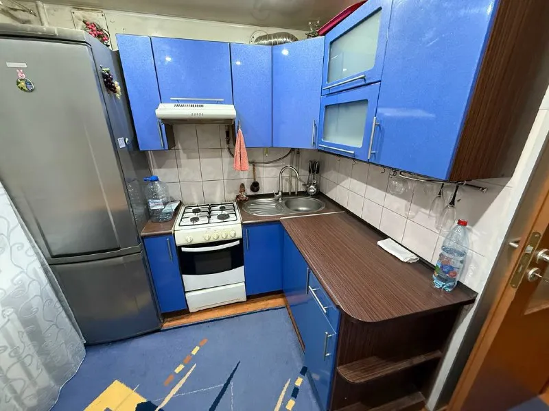 Продам однокомнатную квартиру 🌇донецк, дк куйбышева, куйбышевский район -ул. Бакинских комиссаров 12📍 📑документы готовы ❗️состояние - заходи и живи ✅общая площадь 33 кв. М 💦вода согласно графику! ✅квартира тёплая ✅установлены пластовые окна. ✅этаж 3/5 насыщенная инфраструктура: - детские сады, школы продуктовые магазины, супермаркет, остановки маршрутного такси в шаговой доступности. 💰 стоимость 2 800 000 руб. Реальному клиенту торг 📲☎️+79490370636 подписаться  |  дать объявление - фотография - 5