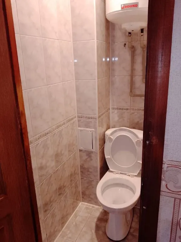 ‼️продажа квартиры‼️ 🏡продам комнатную квартиру от собственника г. харцызск днр квартира расположена в центре города, напротив д/с « радуга» ✅этажность–7/9 жилого дома ✅общая площадь–68.3 м2 ✅квартира угловая комнаты раздельные, светлые окна, трубы пластиковые 🔥собственник 📲все вопросы по телефону; ☎️+7(949) 387-14-26 📨подписаться - фотография - 10