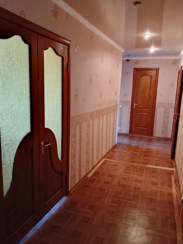 ‼️продажа квартиры‼️ 🏡продам комнатную квартиру от собственника г. харцызск днр квартира расположена в центре города, напротив д/с « радуга» ✅этажность–7/9 жилого дома ✅общая площадь–68.3 м2 ✅квартира угловая комнаты раздельные, светлые окна, трубы пластиковые 🔥собственник 📲все вопросы по телефону; ☎️+7(949) 387-14-26 📨подписаться - фотография - 2