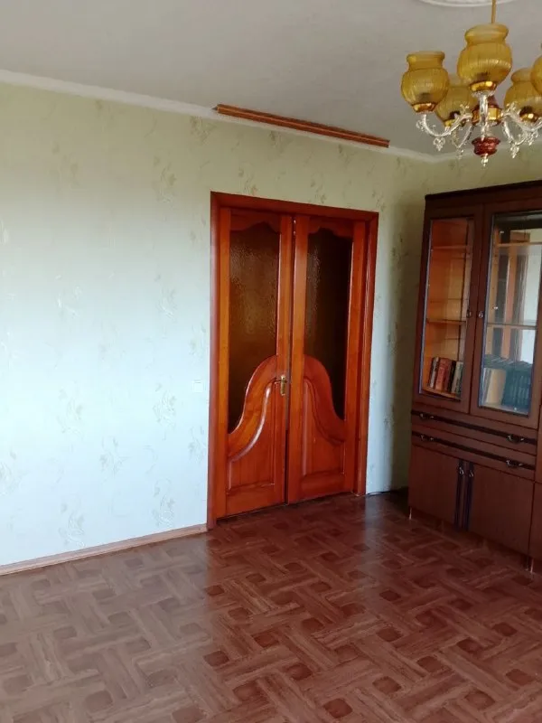 ‼️продажа квартиры‼️ 🏡продам комнатную квартиру от собственника г. харцызск днр квартира расположена в центре города, напротив д/с « радуга» ✅этажность–7/9 жилого дома ✅общая площадь–68.3 м2 ✅квартира угловая комнаты раздельные, светлые окна, трубы пластиковые 🔥собственник 📲все вопросы по телефону; ☎️+7(949) 387-14-26 📨подписаться - фотография - 4