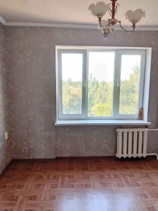 ‼️продажа квартиры‼️ 🏡продам комнатную квартиру от собственника г. харцызск днр квартира расположена в центре города, напротив д/с « радуга» ✅этажность–7/9 жилого дома ✅общая площадь–68.3 м2 ✅квартира угловая комнаты раздельные, светлые окна, трубы пластиковые 🔥собственник 📲все вопросы по телефону; ☎️+7(949) 387-14-26 📨подписаться - фотография - 7