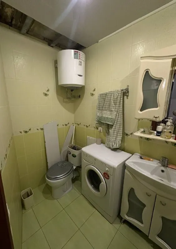 Срочная продажа двухкомнатной квартиры 🌇донецк, центр, ворошиловский район, пр. Дзержинского 📍 ✅1 этаж высокий цоколь, 9-ти этажного дома. Квартира не угловая и очень теплая. 👍поменяны все коммуникации: отопление, сантехника, пластиковые окна, металлическая входная дверь. ✅большая лоджия и кладовая в квартире остаётся вся мебель и бытовая техника: кондиционер, машинка автомат, холодильник, нагревательный бак. 📑документы к продаже готовы. 💰стоимость: 5 млн. Рублей. 📲☎️+79493837193 виктория (агентство) 📲☎️+79384613180 (телеграмм, вотсап) подписаться | дать объявление - фотография - 10