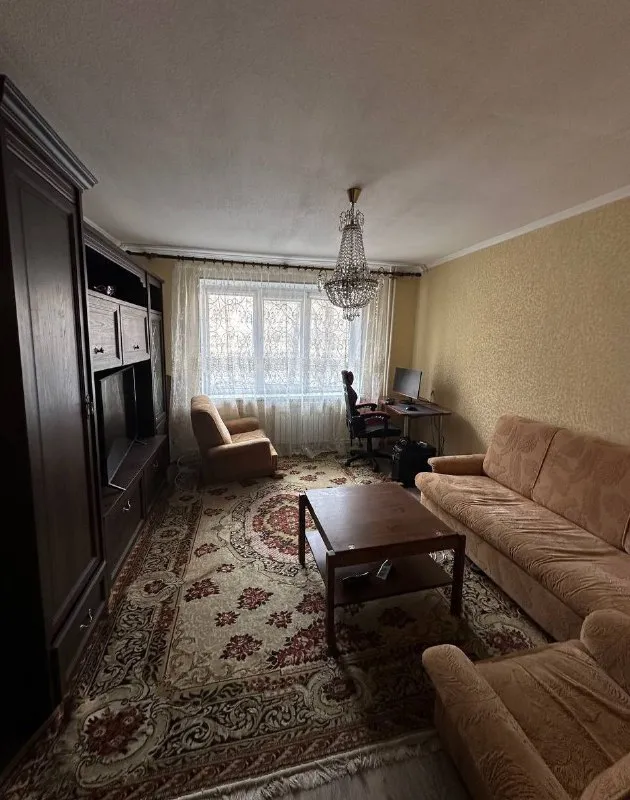 Срочная продажа двухкомнатной квартиры 🌇донецк, центр, ворошиловский район, пр. Дзержинского 📍 ✅1 этаж высокий цоколь, 9-ти этажного дома. Квартира не угловая и очень теплая. 👍поменяны все коммуникации: отопление, сантехника, пластиковые окна, металлическая входная дверь. ✅большая лоджия и кладовая в квартире остаётся вся мебель и бытовая техника: кондиционер, машинка автомат, холодильник, нагревательный бак. 📑документы к продаже готовы. 💰стоимость: 5 млн. Рублей. 📲☎️+79493837193 виктория (агентство) 📲☎️+79384613180 (телеграмм, вотсап) подписаться | дать объявление - фотография - 2