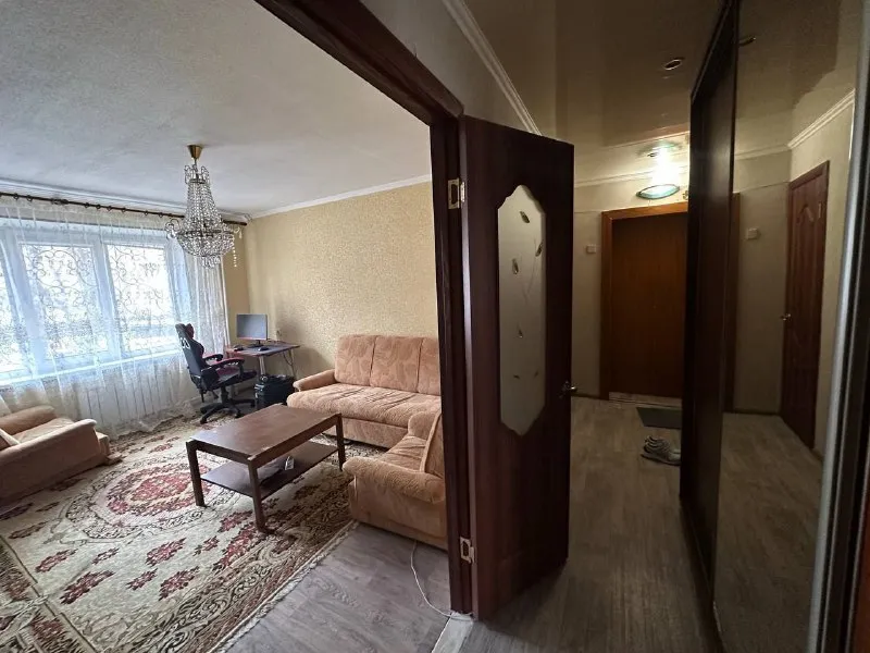 Срочная продажа двухкомнатной квартиры 🌇донецк, центр, ворошиловский район, пр. Дзержинского 📍 ✅1 этаж высокий цоколь, 9-ти этажного дома. Квартира не угловая и очень теплая. 👍поменяны все коммуникации: отопление, сантехника, пластиковые окна, металлическая входная дверь. ✅большая лоджия и кладовая в квартире остаётся вся мебель и бытовая техника: кондиционер, машинка автомат, холодильник, нагревательный бак. 📑документы к продаже готовы. 💰стоимость: 5 млн. Рублей. 📲☎️+79493837193 виктория (агентство) 📲☎️+79384613180 (телеграмм, вотсап) подписаться | дать объявление - фотография - 4