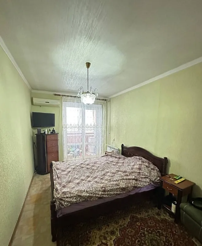 Срочная продажа двухкомнатной квартиры 🌇донецк, центр, ворошиловский район, пр. Дзержинского 📍 ✅1 этаж высокий цоколь, 9-ти этажного дома. Квартира не угловая и очень теплая. 👍поменяны все коммуникации: отопление, сантехника, пластиковые окна, металлическая входная дверь. ✅большая лоджия и кладовая в квартире остаётся вся мебель и бытовая техника: кондиционер, машинка автомат, холодильник, нагревательный бак. 📑документы к продаже готовы. 💰стоимость: 5 млн. Рублей. 📲☎️+79493837193 виктория (агентство) 📲☎️+79384613180 (телеграмм, вотсап) подписаться | дать объявление - фотография - 5