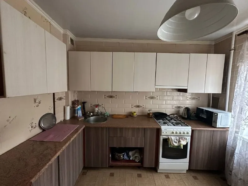 Срочная продажа двухкомнатной квартиры 🌇донецк, центр, ворошиловский район, пр. Дзержинского 📍 ✅1 этаж высокий цоколь, 9-ти этажного дома. Квартира не угловая и очень теплая. 👍поменяны все коммуникации: отопление, сантехника, пластиковые окна, металлическая входная дверь. ✅большая лоджия и кладовая в квартире остаётся вся мебель и бытовая техника: кондиционер, машинка автомат, холодильник, нагревательный бак. 📑документы к продаже готовы. 💰стоимость: 5 млн. Рублей. 📲☎️+79493837193 виктория (агентство) 📲☎️+79384613180 (телеграмм, вотсап) подписаться | дать объявление - фотография - 6