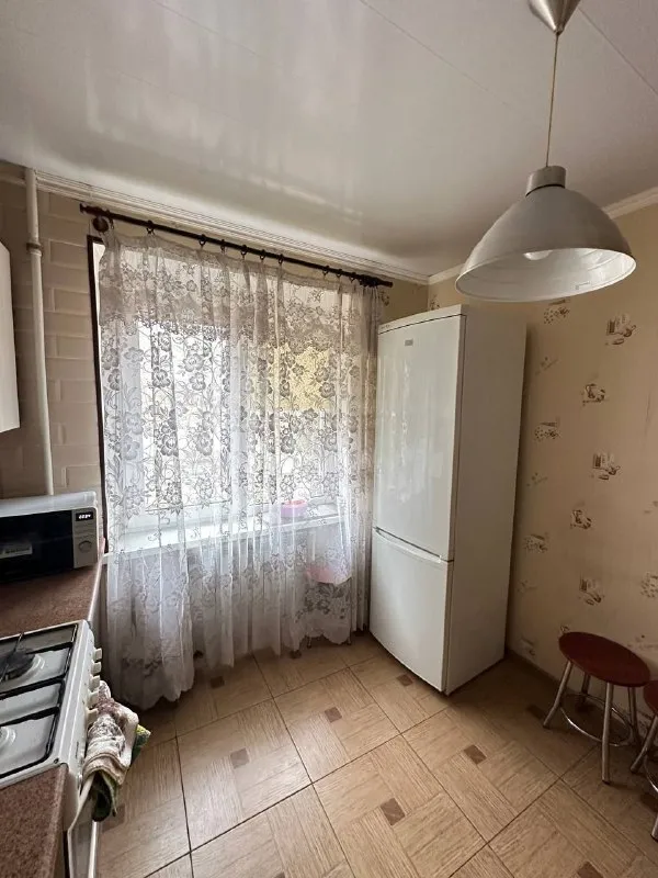 Срочная продажа двухкомнатной квартиры 🌇донецк, центр, ворошиловский район, пр. Дзержинского 📍 ✅1 этаж высокий цоколь, 9-ти этажного дома. Квартира не угловая и очень теплая. 👍поменяны все коммуникации: отопление, сантехника, пластиковые окна, металлическая входная дверь. ✅большая лоджия и кладовая в квартире остаётся вся мебель и бытовая техника: кондиционер, машинка автомат, холодильник, нагревательный бак. 📑документы к продаже готовы. 💰стоимость: 5 млн. Рублей. 📲☎️+79493837193 виктория (агентство) 📲☎️+79384613180 (телеграмм, вотсап) подписаться | дать объявление - фотография - 8