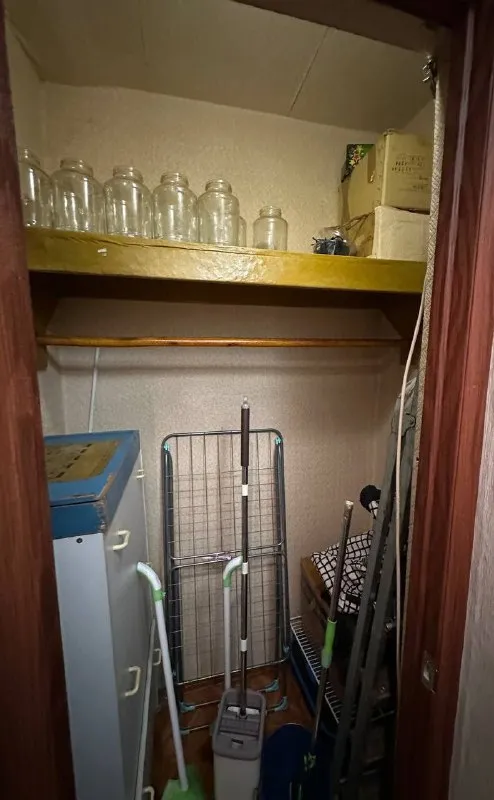 Срочная продажа двухкомнатной квартиры 🌇донецк, центр, ворошиловский район, пр. Дзержинского 📍 ✅1 этаж высокий цоколь, 9-ти этажного дома. Квартира не угловая и очень теплая. 👍поменяны все коммуникации: отопление, сантехника, пластиковые окна, металлическая входная дверь. ✅большая лоджия и кладовая в квартире остаётся вся мебель и бытовая техника: кондиционер, машинка автомат, холодильник, нагревательный бак. 📑документы к продаже готовы. 💰стоимость: 5 млн. Рублей. 📲☎️+79493837193 виктория (агентство) 📲☎️+79384613180 (телеграмм, вотсап) подписаться | дать объявление - фотография - 9