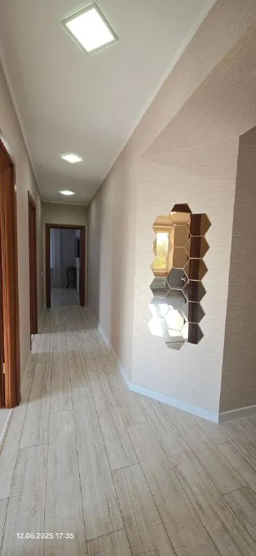 ‼️продажа квартиры‼️ 🏡продаётся комнатная квартира г. Донецк днр ворошиловский р-н ул. Челюскинцев 🗺ориентир «детский мир» ✅этажность–6/9 жилого дома ✅общая площадь–90 м2 ✅квартира после капитального ремонта ✅есть гардеробная теплый пол ✅просторная лоджия с панорамным остеклением 🧾документы готовы 🔥собственник 💴цена: 13🍋000.000 рублей ☎️+7(949) 368-88-58 📨подписаться - фотография - 2