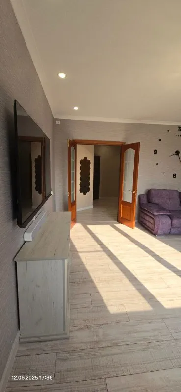 ‼️продажа квартиры‼️ 🏡продаётся комнатная квартира г. Донецк днр ворошиловский р-н ул. Челюскинцев 🗺ориентир «детский мир» ✅этажность–6/9 жилого дома ✅общая площадь–90 м2 ✅квартира после капитального ремонта ✅есть гардеробная теплый пол ✅просторная лоджия с панорамным остеклением 🧾документы готовы 🔥собственник 💴цена: 13🍋000.000 рублей ☎️+7(949) 368-88-58 📨подписаться - фотография - 3