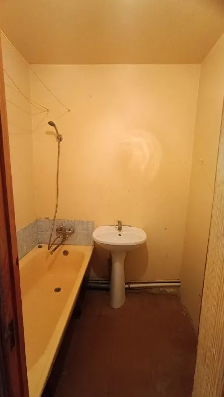 ✅продажа 3-комнатной квартиры. (документы готовы к сделке) месторасположение: г. Донецк, кировский р-н, ул. Генерала максима козыря; *этаж 9/10; *количество жилых комнат: 3; *общая площадь: 70,1кв. М. , жилая 40,8кв. М. ; *кухня: 8,2кв. М. . 🔸теплая и просторная квартира с отличной планировкой, в которой уже установлены качественные пластиковые окна, заменен балконный блок, а сам балкон застеклен. 🔸отдельные непроходные комнаты. 🔸шикарный вид из окна балкона на донецкое море. 🔸в шаговой доступности буквально рядом с подъездом остановка общественного транспорта «25» маршрута. Также остановки, с которых можно уехать в любую локацию города с маршрутами № 35,37,43,73,87. 🔸рядом находится школа, детские игровые площадки, музыкальная школа, школа искусств, детский сад, магазин «авоська» и промтоваров, автомагазин, автомойка, сто, суши-бар, аптека, банк псб, салон красоты и парикмахерская, стоматологическая клиника, спортивный клуб, спортплощадка, пвз ozon и wildberries. 💦постоянная подача воды. 📌стоимость: 5 700 000руб. + торг 🗝показ в любое время +7(949)704-80-23 ан "с&д групп" - фотография - 10