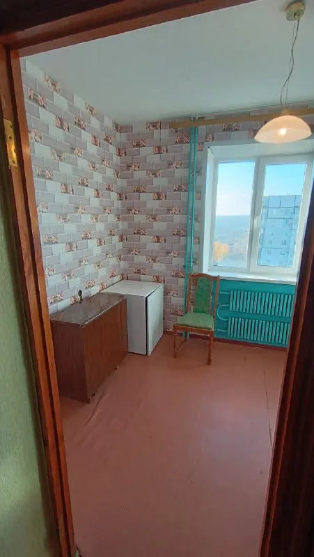 ✅продажа 3-комнатной квартиры. (документы готовы к сделке) месторасположение: г. Донецк, кировский р-н, ул. Генерала максима козыря; *этаж 9/10; *количество жилых комнат: 3; *общая площадь: 70,1кв. М. , жилая 40,8кв. М. ; *кухня: 8,2кв. М. . 🔸теплая и просторная квартира с отличной планировкой, в которой уже установлены качественные пластиковые окна, заменен балконный блок, а сам балкон застеклен. 🔸отдельные непроходные комнаты. 🔸шикарный вид из окна балкона на донецкое море. 🔸в шаговой доступности буквально рядом с подъездом остановка общественного транспорта «25» маршрута. Также остановки, с которых можно уехать в любую локацию города с маршрутами № 35,37,43,73,87. 🔸рядом находится школа, детские игровые площадки, музыкальная школа, школа искусств, детский сад, магазин «авоська» и промтоваров, автомагазин, автомойка, сто, суши-бар, аптека, банк псб, салон красоты и парикмахерская, стоматологическая клиника, спортивный клуб, спортплощадка, пвз ozon и wildberries. 💦постоянная подача воды. 📌стоимость: 5 700 000руб. + торг 🗝показ в любое время +7(949)704-80-23 ан "с&д групп" - фотография - 7